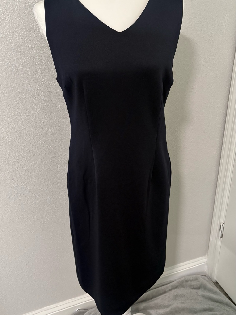 T Tahari Classic Navy V-Neck Sheath Dress - Women Sz 8